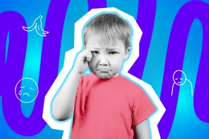 Kreative Bildcollage eines weinenden Jungen in Schwarz-Weiß-Optik mit pinkem T-Shirt vor blau-lila Hintergrund. Umrahmt von traurigen Emojis und Symbolen, die Einsamkeit und Verletzlichkeit darstellen.