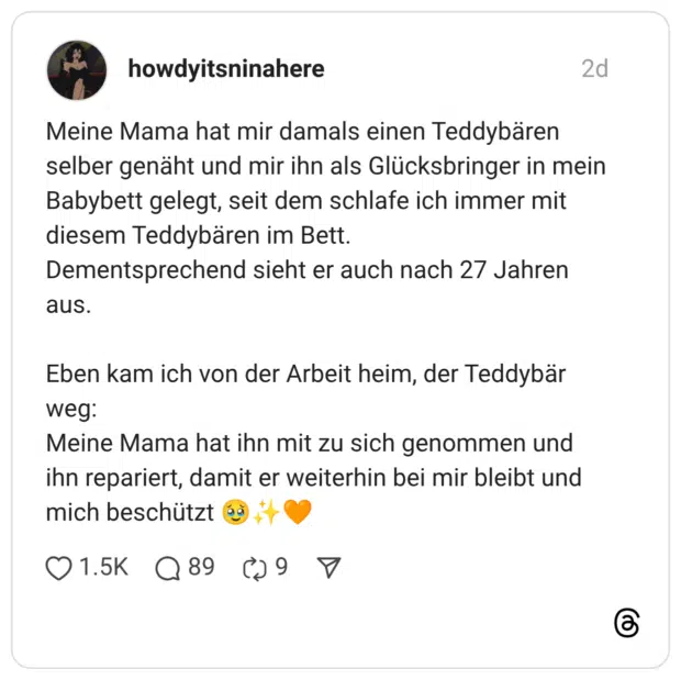 Meine Mama hat mir damals einen Teddybären selber genäht und mir ihn als Glücksbringer in mein Babybett gelegt, seit dem schlafe ich immer mit diesem Teddybären im Bett. Dementsprechend sieht er auch nach 27 Jahren aus. Eben kam ich von der Arbeit heim, der Teddybär weg: Meine Mama hat ihn mit zu sich genommen und ihn repariert, damit er weiterhin bei mir bleibt und mich beschützt 🥹✨🧡 1 / 2