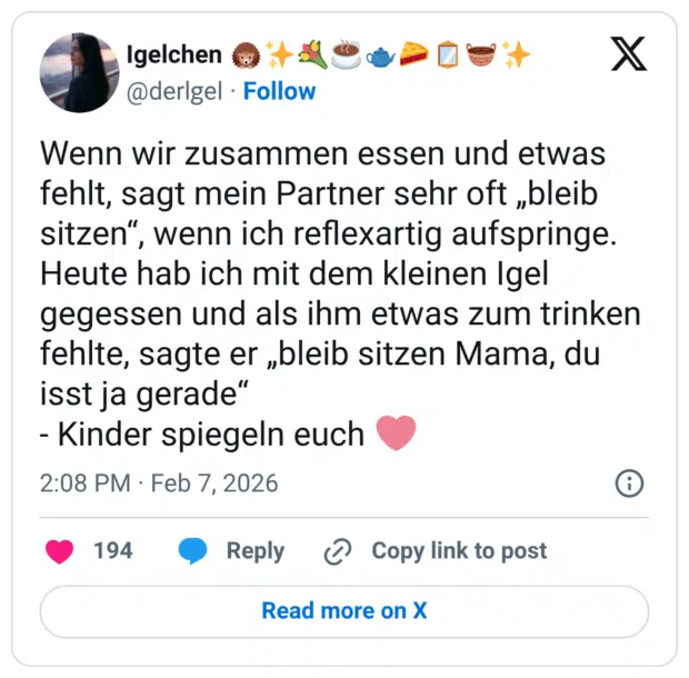 Wenn wir zusammen essen und etwas fehlt, sagt mein Partner sehr oft „bleib sitzen", wenn ich reflexartig aufspringe. Heute hab ich mit dem kleinen Igel gegessen und als ihm etwas zum trinken fehlte, sagte er „bleib sitzen Mama, du isst ja gerade" - Kinder spiegeln euch