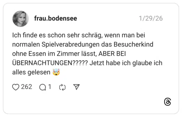 Ich finde es schon sehr schräg, wenn man bei normalen Spielverabredungen das Besucherkind ohne Essen im Zimmer lässt, ABER BEI ÜBERNACHTUNGEN????? Jetzt habe ich glaube ich alles gelesen 🤯