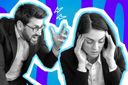 Ausdrucksstarke Collage zum Thema Büro-Wahnsinn: Ein wütender Mann mit Brille und Anzug in Schwarz-Weiß gestikuliert auf der linken Seite aggressiv und schreit. Rechts daneben sitzt eine gestresste Frau im Blazer in Schwarz-Weiß, die sich mit geschlossenen Augen erschöpft an die Schläfen fasst. Weiße Blitz-Icons zwischen den beiden und das Pop-Art-Motiv vor einem markanten blau-violetten Wellen-Hintergrund visualisieren lautstarke Konflikte, nervige Kollegen und den puren Stress im Büroalltag.