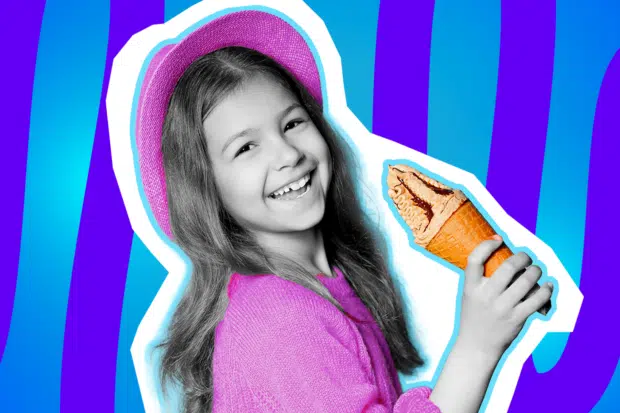 Humorvolle Collage zum Thema Eiscreme und Dessert-Liebe: Ein überglücklich strahlendes Mädchen in Schwarz-Weiß blickt fröhlich in die Kamera und hält freudig eine große, orangefarbene Eiswaffel mit cremigem Eis und Schokosauce in der Hand. Sie trägt einen leuchtend pinken Hut und einen farblich passenden pinken Pullover. Das Pop-Art-Motiv vor einem markanten blau-violetten Wellen-Hintergrund visualisiert pointiert die pure Freude, den unersättlichen Appetit auf Süßes und die unumstößliche Tatsache, dass für Eis einfach immer noch Platz im Magen ist.