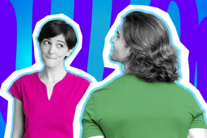 Humorvolle Collage zum Thema Frisuren-Frust und Haare wachsen lassen: Auf der linken Seite blickt eine Frau in Schwarz-Weiß mit einem kurzen Pixie-Cut und leicht zusammengepressten Lippen fast schon neidisch zur Seite. Sie trägt ein leuchtend pinkes T-Shirt. Rechts im Bild steht ein Mann in Schwarz-Weiß, von hinten im Profil gesehen, der eine beeindruckende, lange und gewellte Haarpracht präsentiert. Er trägt ein knallgrünes T-Shirt. Das Pop-Art-Motiv vor einem markanten blau-violetten Wellen-Hintergrund visualisiert pointiert den ewigen Neid auf die Haare der anderen und den absolut frustrierenden Teufelskreis zwischen „Ich lasse sie jetzt wachsen“ und „Ich schneide sie alle wieder ab