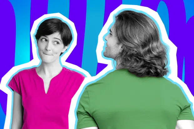 Humorvolle Collage zum Thema Frisuren-Frust und Haare wachsen lassen: Auf der linken Seite blickt eine Frau in Schwarz-Weiß mit einem kurzen Pixie-Cut und leicht zusammengepressten Lippen fast schon neidisch zur Seite. Sie trägt ein leuchtend pinkes T-Shirt. Rechts im Bild steht ein Mann in Schwarz-Weiß, von hinten im Profil gesehen, der eine beeindruckende, lange und gewellte Haarpracht präsentiert. Er trägt ein knallgrünes T-Shirt. Das Pop-Art-Motiv vor einem markanten blau-violetten Wellen-Hintergrund visualisiert pointiert den ewigen Neid auf die Haare der anderen und den absolut frustrierenden Teufelskreis zwischen „Ich lasse sie jetzt wachsen“ und „Ich schneide sie alle wieder ab