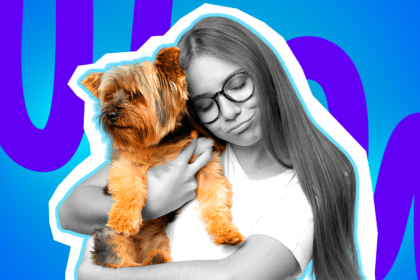 Humorvolle Collage zum Thema Haustierliebe und Hunde-Alltag: Eine Frau in Schwarz-Weiß mit Brille und langen Haaren schließt genüsslich die Augen und drückt liebevoll einen kleinen, wuscheligen Hund an sich. Während die Frau farblos bleibt, erstrahlt der kleine Terrier im starken Kontrast in leuchtend braun-goldenen Farben. Das Pop-Art-Motiv vor einem markanten blau-violetten Wellen-Hintergrund visualisiert pointiert die bedingungslose Zuneigung zu unseren Vierbeinern und die Tatsache, dass Haustiere oft unangefochten im absoluten Mittelpunkt stehen.