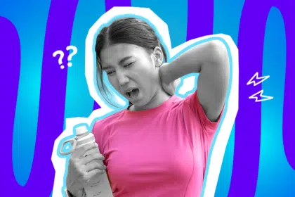 Humorvolle Collage zum Thema Muskelkater und Sport-Frust: Eine schmerzverzerrt blickende Frau in Schwarz-Weiß fasst sich stöhnend in den Nacken. Sie trägt ein leuchtend pinkes Sportshirt und hält eine Trinkflasche in der Hand. Weiße Blitz- und Fragezeichen-Icons um ihren Kopf sowie das Pop-Art-Motiv vor einem blau-violetten Wellen-Hintergrund visualisieren humorvoll die fiesen Schmerzen und die absolute Verwirrung nach der kleinsten körperlichen Alltagsanstrengung.