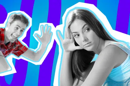 Humorvolle Collage zum Thema Dating-Fails und unangenehme Flirts: Auf der linken Seite winkt ein völlig übermotivierter Mann in Schwarz-Weiß mit weit aufgerissenem Mund geradezu aufdringlich in die Kamera. Er trägt ein leuchtend rotes Karohemd. Rechts daneben sitzt eine Frau in Schwarz-Weiß mit einem hellblauen Top, stützt den Kopf genervt auf ihre Hand und blickt extrem skeptisch und abgeneigt zur Seite. Das Pop-Art-Motiv vor einem blau-violetten Wellen-Hintergrund visualisiert punktgenau den puren Cringe-Faktor, furchtbare Anmachsprüche und die absolute Erschöpfung beim modernen Dating.