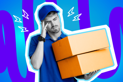 Humorvolle Collage zum Thema Paketdienste und Liefer-Frust: Ein völlig erschöpft und genervt blickender Paketbote in Schwarz-Weiß schließt resigniert die Augen und fasst sich gestresst an die Schläfe. Er trägt eine leuchtend blaue Uniform samt Kappe und balanciert auf dem anderen Arm zwei große, knallorangefarbene Pakete. Weiße Blitz-Icons um seinen Kopf und das Pop-Art-Motiv vor einem markanten blau-violetten Wellen-Hintergrund visualisieren pointiert den absoluten Zustell-Wahnsinn, verschwundene Sendungen und das kollektive Kopfschmerzen, das manche Paketdienste bei uns auslösen.