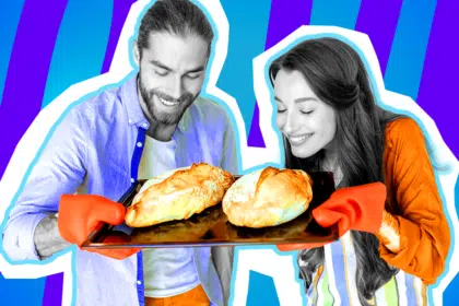 Humorvolle Collage zum Thema Brot backen und Sauerteig-Trend: Ein lächelndes Paar in Schwarz-Weiß (Mann links, Frau rechts) blickt voller Stolz und fast schon elterlicher Liebe auf ein schwarzes Backblech hinab. Darauf liegen zwei frisch gebackene, goldbraune und knusprige Brote in Farbe. Beide tragen leuchtend orangefarbene Ofenhandschuhe. Der Mann trägt zudem ein blaues Hemd, die Frau ein orangefarbenes Oberteil. Das Pop-Art-Motiv vor einem markanten blau-violetten Wellen-Hintergrund visualisiert pointiert das absolute Triumphgefühl, wenn das hochkomplexe Projekt „Sauerteig“ nach unzähligen Fütterungen und Falten tatsächlich gelungen ist.