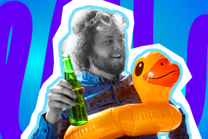 Humorvolle Collage zum Thema Schwänzen und Krankmachen: Ein entspannt lächelnder Mann in Schwarz-Weiß mit einer aufgesetzten Taucherbrille auf dem Kopf hält genüsslich eine leuchtend grüne Flasche in der Hand. Er trägt ein blaues Hemd und steckt in einem riesigen, knallorangenen aufblasbaren Schwimmtier in Entenform. Das Pop-Art-Motiv vor einem blau-violetten Wellen-Hintergrund visualisiert humorvoll und herrlich ironisch den ultimativen „Krankenschein“, bei dem man statt im Büro oder Hörsaal lieber entspannt heimlich „blau macht“.