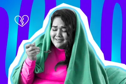 Ausdrucksstarke Collage zum Thema Single-Dasein und Liebeskummer: Eine weinend und verzweifelt dreinblickende Frau in Schwarz-Weiß hat sich tief in eine leuchtend türkisgrüne Kuscheldecke eingewickelt und isst frustriert von einem Löffel. Sie trägt ein knallpinkes Oberteil. Neben ihr schwebt ein weißes Icon eines gebrochenen Herzens. Das Pop-Art-Motiv vor einem blau-violetten Wellen-Hintergrund visualisiert humorvoll den Dating-Frust, die Einsamkeit und das klassische Frustessen an anstrengenden Single-Tagen.