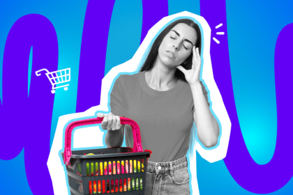 Humorvolle Collage zum Thema Supermarkt-Frust: Eine gestresste Frau in Schwarz-Weiß fasst sich erschöpft an den Kopf. In der Hand trägt sie einen farbigen Einkaufskorb voller Obst und Gemüse. Ein weißes Einkaufswagen-Icon und kleine Stress-Linien an ihrem Kopf verdeutlichen die Reizüberflutung beim Einkaufen. Das Motiv steht vor einem markanten blau-violetten Wellen-Hintergrund.