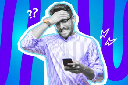 Humorvolle Collage zum Thema Technik-Frust, Smartphone-Fails und Überforderung im digitalen Alltag: Im Zentrum steht ein Mann in Schwarz-Weiß mit Brille, der verzweifelt und fassungslos auf sein Smartphone starrt. Er hat die Zähne fest zusammengebissen und schlägt sich vor lauter Frustration die Hand flach an die Stirn (Facepalm). Er trägt ein fein gestreiftes, helles Hemd und eine leuchtend orangefarbene Armbanduhr, die farblich stark hervortritt. Weiße Fragezeichen- und Blitz-Icons rund um seinen Kopf sowie das Pop-Art-Motiv vor einem markanten blau-violetten Wellen-Hintergrund visualisieren pointiert die absolute Verzweiflung, den klassischen Moment der digitalen Kapitulation und das universelle Gefühl, wenn der Drucker streikt oder man das WLAN aus Versehen gelöscht hat.