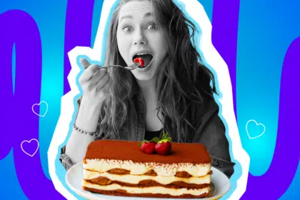 Humorvolle Collage zum Thema Dessert-Liebe und Food-Gatekeeping: Eine völlig begeistert und mit weit aufgerissenen Augen blickende Frau in Schwarz-Weiß führt voller Vorfreude eine knallrote Erdbeere auf einer Gabel zum Mund. Vor ihr prangt im starken farblichen Kontrast ein riesiges, saftiges Stück Tiramisu, klassisch geschichtet und mit Kakaopulver sowie frischen Erdbeeren garniert. Weiße Herz-Icons und das Pop-Art-Motiv vor einem markanten blau-violetten Wellen-Hintergrund visualisieren pointiert die pure, ungetrübte Liebe zu Süßspeisen – völlig unbeeindruckt von den strengen und absurden Internet-Regeln zur "einzig wahren" Zubereitung.