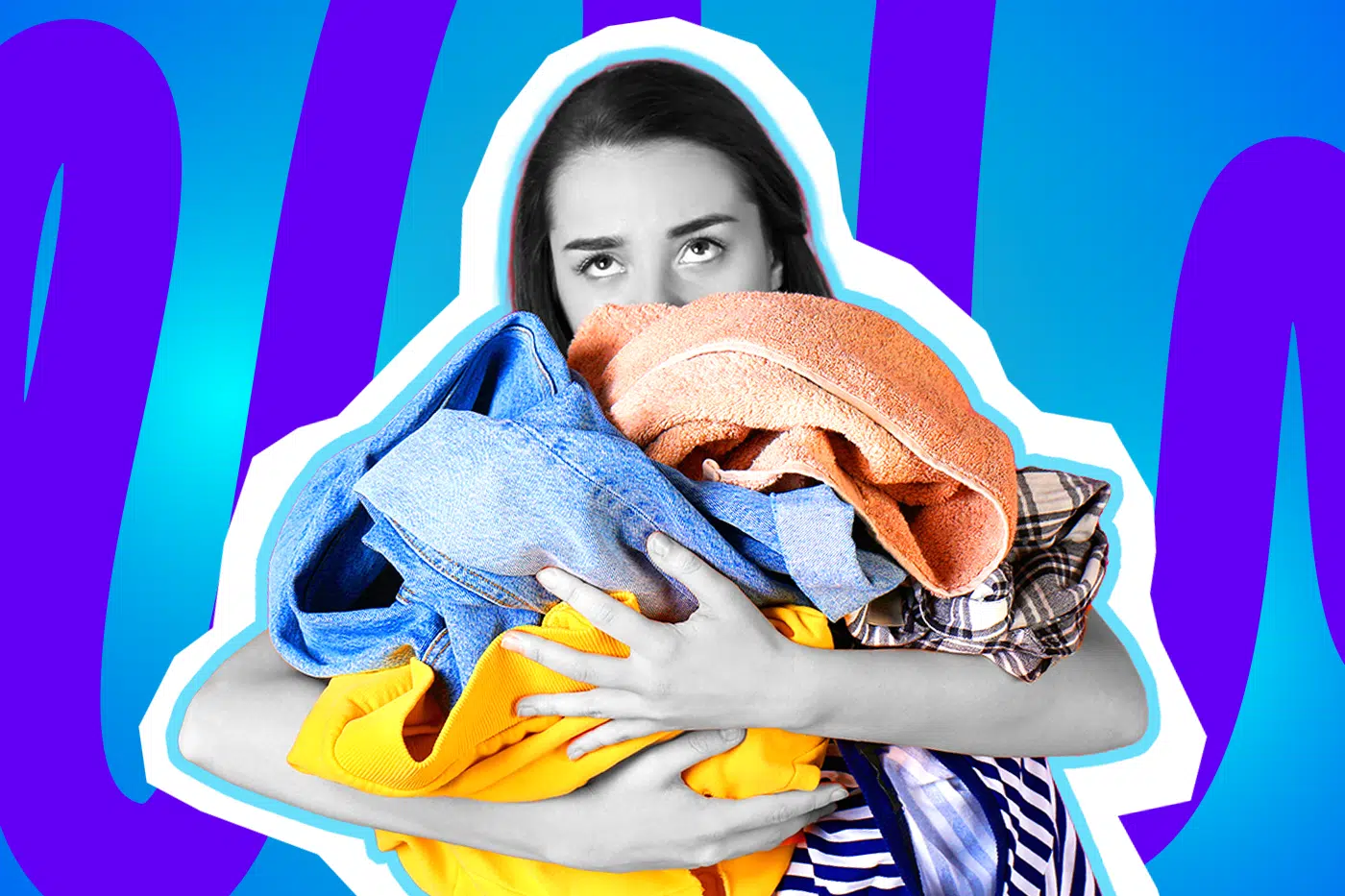 Humorvolle Collage zum Thema Haushalts-Frust und Wäsche waschen: Eine völlig überfordert und genervt dreinblickende Frau in Schwarz-Weiß verdreht resigniert die Augen nach oben. Sie trägt einen riesigen, chaotischen Berg aus knallbunter Kleidung (darunter eine blaue Jeans, ein orangefarbenes Handtuch und ein leuchtend gelber Pullover) in den Armen, hinter dem sie sich fast verstecken muss. Das Pop-Art-Motiv vor einem markanten blau-violetten Wellen-Hintergrund visualisiert pointiert den endlosen, ermüdenden Kreislauf der nervigsten aller Haushaltsaufgaben.