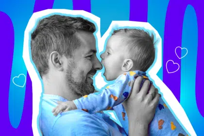 Liebevolle Collage zum Thema Vaterschaft: Ein glücklich lächelnder Vater in Schwarz-Weiß hält sein Baby innig in den Armen, sodass sich ihre Nasenspitzen fast berühren. Der Vater trägt ein hellblaues T-Shirt, das Kind ein blaues Oberteil mit bunten Sprenkeln. Weiße Herz-Icons und das Pop-Art-Motiv vor einem blau-violetten Wellen-Hintergrund visualisieren die starke Vater-Kind-Bindung und setzen einen positiven, emotionalen Kontrast zum gesellschaftlichen „Papa-Bashing“.