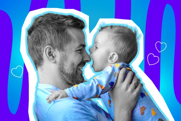 Liebevolle Collage zum Thema Vaterschaft: Ein glücklich lächelnder Vater in Schwarz-Weiß hält sein Baby innig in den Armen, sodass sich ihre Nasenspitzen fast berühren. Der Vater trägt ein hellblaues T-Shirt, das Kind ein blaues Oberteil mit bunten Sprenkeln. Weiße Herz-Icons und das Pop-Art-Motiv vor einem blau-violetten Wellen-Hintergrund visualisieren die starke Vater-Kind-Bindung und setzen einen positiven, emotionalen Kontrast zum gesellschaftlichen „Papa-Bashing“.
