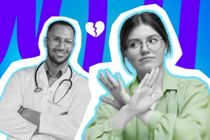 Humorvolle Collage zum Thema Dating-No-Gos: Eine skeptisch blickende Frau in Schwarz-Weiß mit einem hellgrünen Hemd wehrt mit gekreuzten Händen ab. Links neben ihr steht ein freundlich lächelnder Arzt im Kittel mit Stethoskop. Dazwischen schwebt das weiße Icon eines gebrochenen Herzens. Das Motiv vor einem blau-violetten Wellen-Hintergrund visualisiert humorvoll das Thema Red Flags und Berufe, die man beim Dating ausschließt.