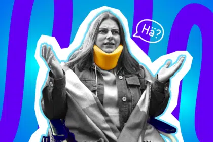 Humorvolle Collage zum Thema Bürokratie-Wahnsinn: Eine fassungslos blickende Frau in Schwarz-Weiß sitzt im Rollstuhl und trägt eine auffällige, leuchtend gelbe Halskrause. Sie wirft resigniert und fragend die Hände in die Luft. Neben ihrem Kopf schwebt eine Sprechblase mit dem Wort „Hä?“. Das Motiv vor einem blau-violetten Wellen-Hintergrund visualisiert perfekt die Verzweiflung und das völlige Unverständnis angesichts absurder Behörden- und Krankenkassen-Fragen.