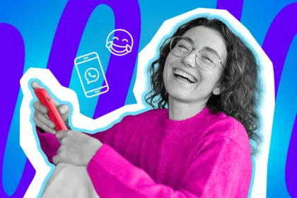 Humorvolle Collage einer lachenden Frau mit Brille und lockigem Haar, die in ein Smartphone in einer roten Hülle blickt. Sie trägt einen auffälligen pinken Pullover vor einem blau-violetten Hintergrund. Über ihr schweben Icons für ein Smartphone mit WhatsApp-Symbol und ein lachendes Emoji, die das Thema Social Media Konsum und WhatsApp-Status-Geschichten visualisieren.