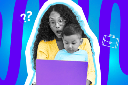 Humorvolle Collage zum Thema Jobsuche und Familienalltag: Eine schockiert blickende Frau mit Brille in Schwarz-Weiß trägt ein leuchtend gelbes Oberteil und starrt fassungslos mit offenem Mund auf einen lila Laptop. Vor ihr sitzt ein kleines Kind in einem hellblauen Shirt, das ebenfalls auf den Bildschirm schaut. Weiße Icons eines Aktenkoffers und Fragezeichen schweben vor dem blau-violetten Wellen-Hintergrund und visualisieren das unberechenbare Chaos aus unangekündigten Bewerbungsgesprächen und fehlender Kinderbetreuung.