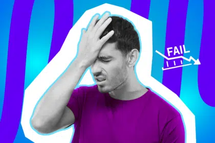 Ein humorvolles Motiv eines Mannes in Schwarz-Weiß, der sich fassungslos die Hand vor die Stirn schlägt (Facepalm). Er trägt ein lila T-Shirt vor einem blau-violett gestreiften Hintergrund. Rechts neben ihm schwebt ein weißes Grafik-Icon mit einem fallenden Graphen und dem Wort „FAIL“, was peinliche Alltagsfehler und späte Erkenntnisse symbolisiert.