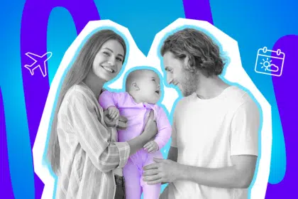 Moderne Grafik einer lächelnden Familie, die den Mittelpunkt der Ferienplanung darstellt. Inklusive minimalistischem Symbol für den Urlaubskalender. Ideal für Blogbeiträge über Ferienbetreuung, Absprachen unter Kollegen und die Organisation des Familienalltags.