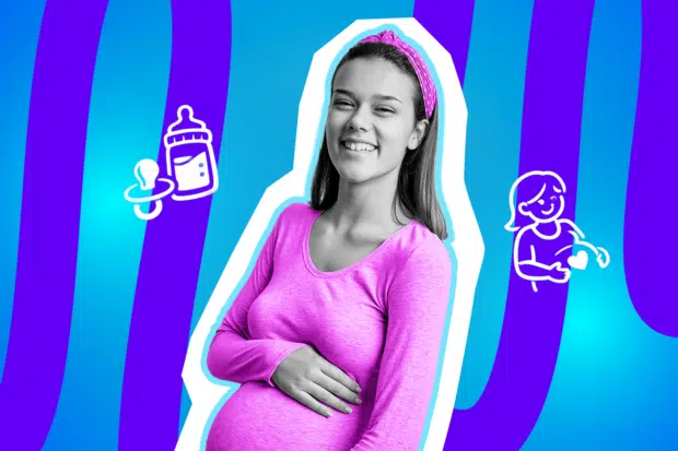 Ermutigende Collage zum Thema junge Mutterschaft: Eine fröhlich lächelnde, schwangere junge Frau in Schwarz-Weiß hält schützend ihre Hand auf den Babybauch. Sie trägt ein leuchtend pinkes Langarmshirt und ein passendes Haarband. Um sie herum schweben weiße Icons einer Babyflasche mit Schnuller sowie das Symbol einer Schwangeren mit Herz. Das Motiv vor einem blau-violetten Wellen-Hintergrund visualisiert Zuversicht und die Stärke junger Mütter.