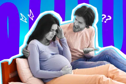 Ausdrucksstarke Collage zum Thema Geburtsvorbereitung, Kliniktasche und Mental Load: Auf der linken Seite sitzt eine hochschwangere Frau, deren Gesicht und Hände in Schwarz-Weiß gehalten sind, auf einem Bett. Sie fasst sich völlig erschöpft und gestresst an den Kopf, während sie mit der anderen Hand ihren runden Bauch stützt. Ihre Kleidung tritt farblich extrem stark hervor: Sie trägt ein hellviolettes Oberteil und eine pfirsichfarbene Hose. Rechts daneben sitzt ein Mann in Schwarz-Weiß, der fordernd und meckernd auf sie einredet und dabei mit geöffneter Hand eine verständnislose Geste macht. Er trägt einen lachsfarbenen Pullover und blaue Jeans. Weiße Blitz-Icons über der Frau und Fragezeichen-Icons über dem Mann sowie das Pop-Art-Motiv vor einem markanten blau-violetten Wellen-Hintergrund visualisieren pointiert die absurde Erwartungshaltung und den völlig unausgeglichenen Mental Load, wenn die hochschwangere Frau kurz vor der Entbindung angeblich auch noch die Kliniktasche für ihren völlig unselbstständigen Partner packen soll.