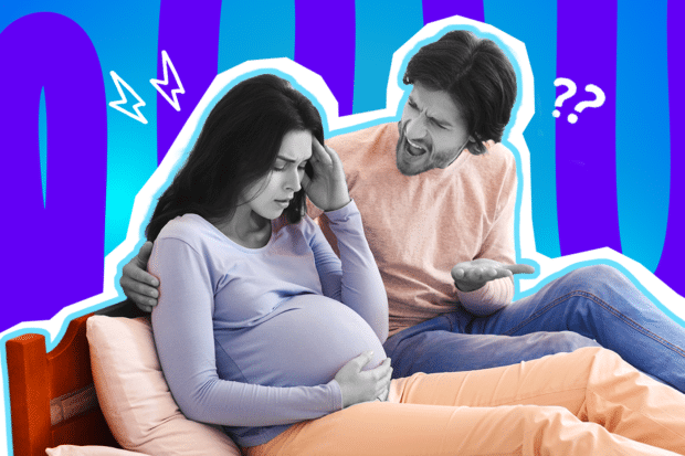 Ausdrucksstarke Collage zum Thema Geburtsvorbereitung, Kliniktasche und Mental Load: Auf der linken Seite sitzt eine hochschwangere Frau, deren Gesicht und Hände in Schwarz-Weiß gehalten sind, auf einem Bett. Sie fasst sich völlig erschöpft und gestresst an den Kopf, während sie mit der anderen Hand ihren runden Bauch stützt. Ihre Kleidung tritt farblich extrem stark hervor: Sie trägt ein hellviolettes Oberteil und eine pfirsichfarbene Hose. Rechts daneben sitzt ein Mann in Schwarz-Weiß, der fordernd und meckernd auf sie einredet und dabei mit geöffneter Hand eine verständnislose Geste macht. Er trägt einen lachsfarbenen Pullover und blaue Jeans. Weiße Blitz-Icons über der Frau und Fragezeichen-Icons über dem Mann sowie das Pop-Art-Motiv vor einem markanten blau-violetten Wellen-Hintergrund visualisieren pointiert die absurde Erwartungshaltung und den völlig unausgeglichenen Mental Load, wenn die hochschwangere Frau kurz vor der Entbindung angeblich auch noch die Kliniktasche für ihren völlig unselbstständigen Partner packen soll.
