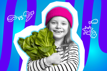 Humorvolle Collage zum Thema vegetarische Kinderernährung: Ein fröhlich lachendes Kind in Schwarz-Weiß mit pinker Mütze hält stolz ein großes Bund grünes Blattgemüse im Arm. Umgeben ist das Motiv von illustrierten Icons, die den Kontrast zwischen Fleisch (Steak, Keule) und Gemüse (Karotte, Brokkoli) sowie landwirtschaftliche Tiere symbolisieren. Moderner Stil vor blau-violettem Hintergrund.