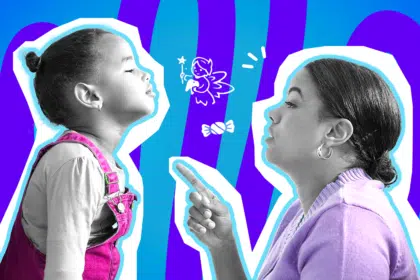 Humorvolle Collage zum Thema Notlügen bei Kindern: Eine Frau in Schwarz-Weiß mit einem lilafarbenen Pullover hebt erklärend den Zeigefinger. Ihr gegenüber lauscht ein kleines Mädchen in einer leuchtend pinken Latzhose mit geschlossenen Augen. Zwischen den beiden schweben weiße Icons einer kleinen Fee und eines Bonbons. Das Pop-Art-Motiv vor einem blau-violetten Wellen-Hintergrund visualisiert das elterliche Flunkern, erfundene Märchen und den Balanceakt der Wahrheit im Familienalltag.