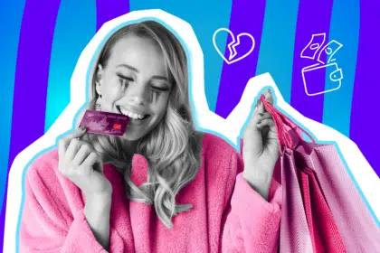Humorvolle Collage zum Thema Frustshoppen nach der Trennung: Eine Frau in Schwarz-Weiß mit dramatisch verlaufenem Make-up (Tränen) strahlt glücklich, während sie auf eine violette Kreditkarte beißt. Sie trägt einen flauschigen, leuchtend pinken Mantel und hält volle pinke Shopping-Tüten in der Hand. Weiße Icons eines gebrochenen Herzens und eines Portemonnaies, aus dem Geld fliegt, unterstreichen das Thema "Retail Therapy". Das Pop-Art-Motiv steht vor einem blau-violetten Wellen-Hintergrund.