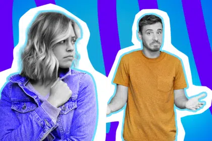 Ausdrucksstarke Collage zum Thema Sicherheit im Alltag: Eine besorgt blickende Frau in Schwarz-Weiß mit einer auffälligen violetten Jeansjacke blickt sich schützend über ihre Schulter um. Neben ihr steht ein ahnungsloser Mann in einem orangen T-Shirt, der verständnislos mit den Schultern zuckt. Das Motiv vor einem blau-violetten Hintergrund visualisiert die Diskrepanz zwischen weiblichem Sicherheitsempfinden und männlicher Unwissenheit.