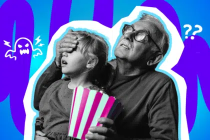 Humorvolle Pop-Art Collage: Großvater schützt seine ängstliche Enkelin im Kino vor einer Grusel-Szene. Ein Schwarz-Weiß-Foto des Paares mit einer farbigen Popcorn-Tüte vor einem blau-violett gestreiften Hintergrund. Icons von einem Geist und Fragezeichen symbolisieren Kinderangst und die Fiktion von Kinderfilmen.
