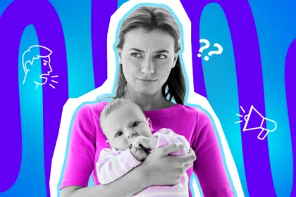 Ausdrucksstarke Collage zum Thema Kinder im öffentlichen Raum: Eine Frau in Schwarz-Weiß blickt skeptisch und leicht genervt zur Seite, während sie ein Baby auf dem Arm hält. Die Frau trägt ein leuchtend pinkes Oberteil, das Baby einen hellen Pullover. Um sie herum schweben weiße Icons: ein schreiender Kopf, Fragezeichen und ein Megafon. Das Pop-Art-Motiv vor einem blau-violetten Wellen-Hintergrund visualisiert den Stress von Eltern in der Öffentlichkeit und die oft fehlende Empathie der Mitmenschen bei weinenden Kindern.