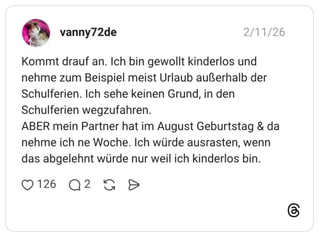 Kommt drauf an. Ich bin gewollt kinderlos und nehme zum Beispiel meist Urlaub außerhalb der Schulferien. Ich sehe keinen Grund, in den Schulferien wegzufahren. ABER mein Partner hat im August Geburtstag & da nehme ich ne Woche. Ich würde ausrasten, wenn das abgelehnt würde nur weil ich kinderlos bin.