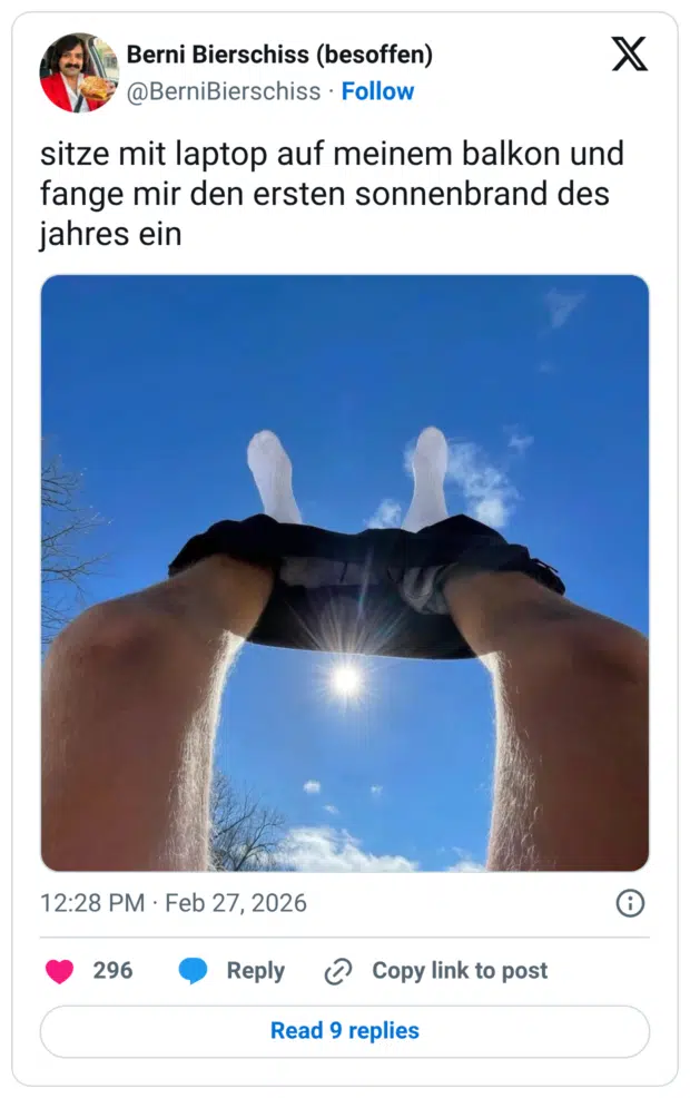 sitze mit laptop auf meinem balkon und fange mir den ersten sonnenbrand des jahres ein