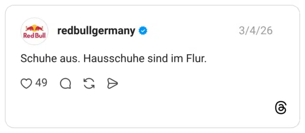 Schuhe aus. Hausschuhe sind im Flur.