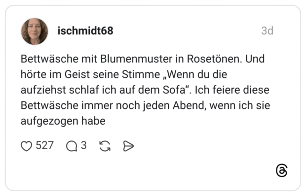 Bettwäsche mit Blumenmuster in Rosetönen. Und hörte im Geist seine Stimme „Wenn du die aufziehst schlaf ich auf dem Sofa“. Ich feiere diese Bettwäsche immer noch jeden Abend, wenn ich sie aufgezogen habe