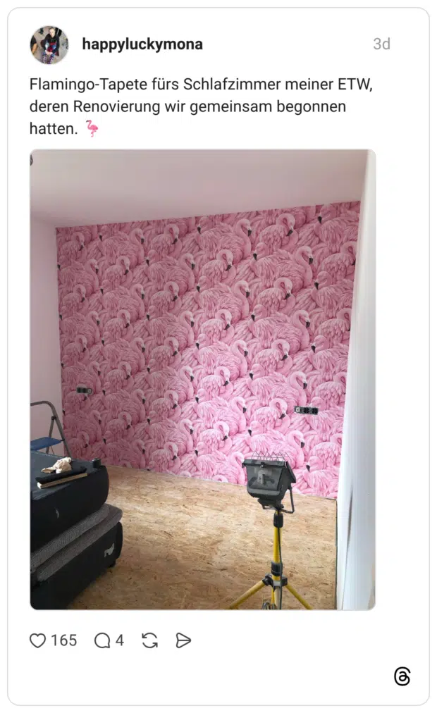 Flamingo-Tapete fürs Schlafzimmer meiner ETW, deren Renovierung wir gemeinsam begonnen hatten. 🦩