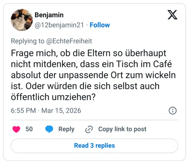 Frage mich, ob die Eltern so überhaupt nicht mitdenken, dass ein Tisch im Café absolut der unpassende Ort zum wickeln ist. Oder würden die sich selbst auch öffentlich umziehen?