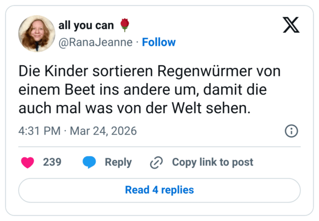 Die Kinder sortieren Regenwürmer von einem Beet ins andere um, damit die auch mal was von der Welt sehen.