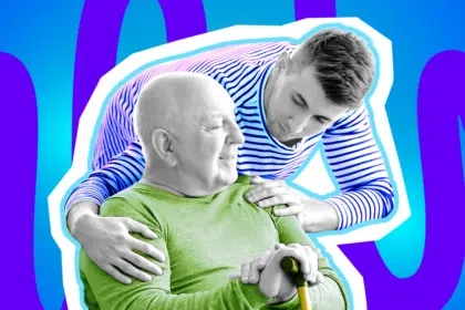 Emotionale Collage zum Thema Parentifizierung und Pflege von Angehörigen: Ein fürsorglich und besorgt blickender junger Mann in Schwarz-Weiß beugt sich von hinten über einen älteren, erschöpft wirkenden Mann und legt ihm stützend und tröstend die Hände auf Schulter und Arm. Der jüngere Mann trägt ein leuchtend blau-weiß gestreiftes Langarmshirt, der ältere Mann ein knallgrünes Oberteil, während er sich schwerfällig auf einen Gehstock stützt. Das Pop-Art-Motiv vor einem markanten blau-violetten Wellen-Hintergrund visualisiert pointiert die emotionale Schwere, den plötzlichen Rollentausch innerhalb der Familie und die stille Last derer, die plötzlich bedingungslos funktionieren müssen, ohne dass jemand nach ihrem eigenen Befinden fragt.