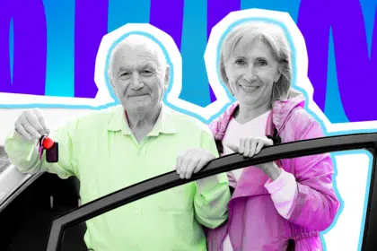Humorvolle Collage zum Thema Senioren im Straßenverkehr: Ein freundlich lächelndes, älteres Paar in Schwarz-Weiß steht an der geöffneten Tür eines schwarzen Autos. Der Mann hält triumphierend einen Autoschlüssel mit rotem Anhänger in die Kamera und trägt ein leuchtend neongrünes Hemd. Die Frau daneben trägt eine knallpinke Jacke. Das Pop-Art-Motiv vor einem markanten blau-violetten Wellen-Hintergrund visualisiert pointiert den oft diskutierten, halsbrecherischen (oder einschläfernden) Fahrstil der Generation 70+, den täglichen Wahnsinn auf der Landstraße und die ewige Debatte um Rentner am Steuer.