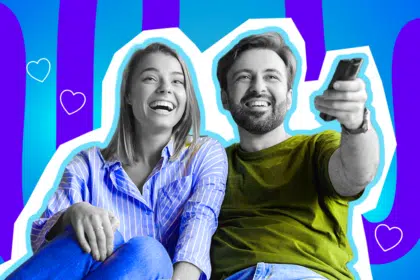 Humorvolle Collage zum Thema Beziehungsleben und Paar-Alltag: Ein fröhlich lachendes Paar blickt in Schwarz-Weiß entspannt nach vorne, als würden sie gemeinsam fernsehen. Der Mann hält eine Fernbedienung in der Hand und trägt ein leuchtend olivgrünes T-Shirt. Die Frau neben ihm strahlt übers ganze Gesicht und trägt eine leuchtend blau-weiß gestreifte Bluse. Weiße Herz-Icons und das Pop-Art-Motiv vor einem markanten blau-violetten Wellen-Hintergrund visualisieren pointiert die (vermeintlich) harmonischen Kuschelabende, die friedlichen fünf Minuten des Tages und die süßen kleinen Momente, die den ganzen Alltags-Wahnsinn in einer Partnerschaft am Ende doch irgendwie wert machen.