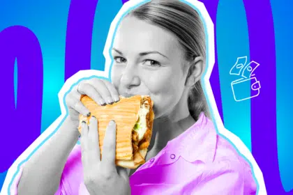 Humorvolle Collage zum Thema Dönerpreise und Inflation: Eine fröhlich blickende Frau in Schwarz-Weiß beißt genüsslich in einen farbigen, prall gefüllten Döner Kebab. Sie trägt ein leuchtend pinkfarbenes Hemd, das farblich stark hervortritt. Rechts neben ihr schwebt ein weißes Icon einer geöffneten Geldbörse, aus der Geldscheine davonfliegen. Das Pop-Art-Motiv vor einem markanten blau-violetten Wellen-Hintergrund visualisiert pointiert den absoluten Genuss des beliebten Fast Foods, gepaart mit dem bitteren Schmerz über die rasant steigenden Preise an der Imbissbude.