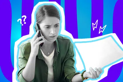 Humorvolle Collage zum Thema Steuererklärung und Finanzamt-Frust: Eine extrem gestresst und verwirrt blickende Frau in Schwarz-Weiß telefoniert mit dem Smartphone am Ohr und starrt fassungslos auf ein leeres Dokument in ihrer anderen Hand. Sie trägt eine dunkelgrüne Bluse über einem weißen Shirt. Weiße Fragezeichen- und Blitz-Icons um sie herum sowie das Pop-Art-Motiv vor einem blau-violetten Wellen-Hintergrund visualisieren humorvoll den puren Stress, die absolute Überforderung und den sprichwörtlichen Papierkrieg, wenn mal wieder ein Brief vom Finanzamt ins Haus flattert.