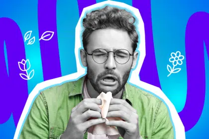 Humorvolle Collage zum Thema Heuschnupfen und Pollenallergie: Ein geplagter Mann in Schwarz-Weiß mit Brille und Bart kneift die Augen fest zusammen und reißt den Mund zu einem gewaltigen Nieser auf. Er presst sich verzweifelt ein helles Taschentuch ans Gesicht und trägt ein leuchtend grünes Hemd. Weiße Icons von fliegenden Blättern und Blumen um ihn herum sowie das Pop-Art-Motiv vor einem blau-violetten Wellen-Hintergrund visualisieren humorvoll die pure Verzweiflung der Allergiesaison und den ständigen Kampf gegen die unsichtbare Pollen-Armee.