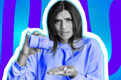 Ausdrucksstarke Collage zum Thema Homöopathie und alternative Medizin: Eine extrem skeptisch und verwirrt dreinblickende Frau in Schwarz-Weiß schüttet sich ein paar Tabletten aus einer leuchtend blauen Medikamentendose in die Handfläche. Sie trägt einen farblich passenden, knallblauen Pullover. Das Pop-Art-Motiv vor einem blau-violetten Wellen-Hintergrund visualisiert humorvoll den großen Zweifel an der Wirksamkeit von stark verdünnten Mittelchen und den kritischen Blick auf den Placebo-Effekt.